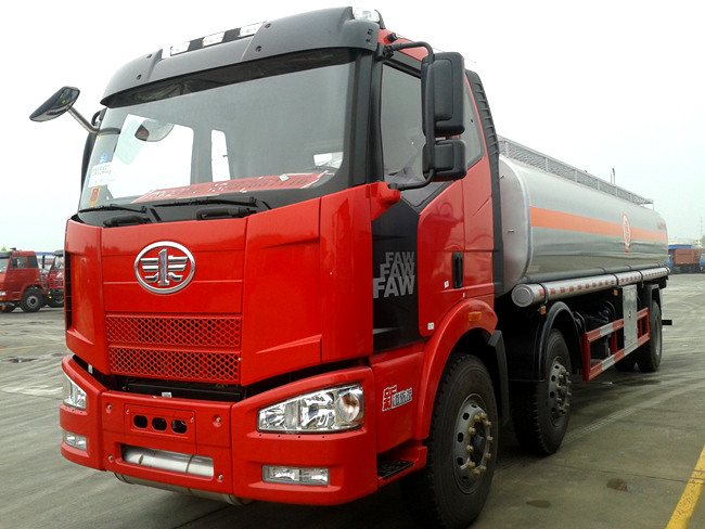 國(guó)五解放小三軸26方油罐車(chē)