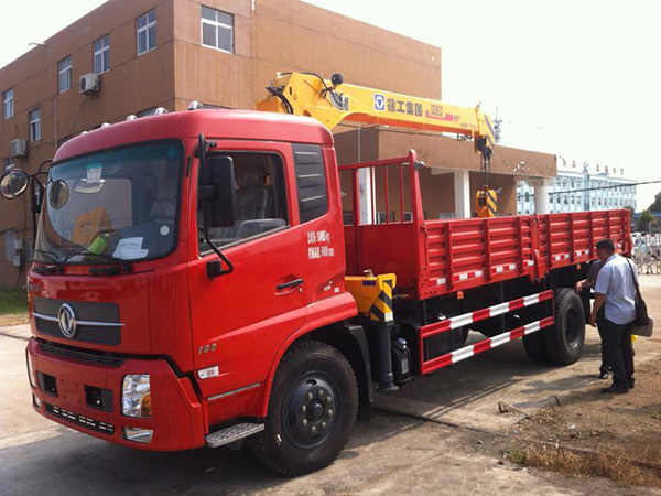 東風天錦5.8米隨車吊