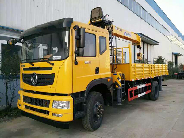 東風(fēng)征夢(mèng)6.1米貨廂隨車(chē)吊