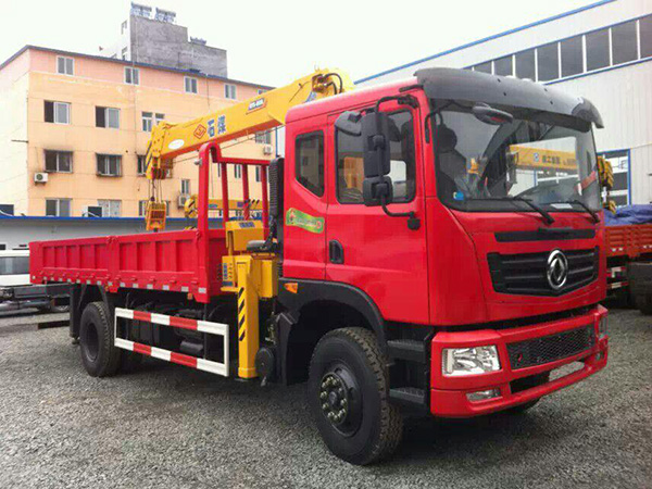 東風(fēng)征夢(mèng)6.1米貨廂隨車(chē)吊