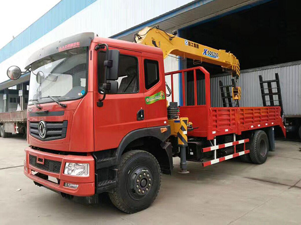 東風(fēng)征夢(mèng)6.1米貨廂隨車(chē)吊