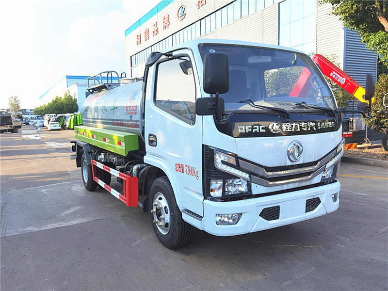 5噸灑水車(chē)，8噸灑水車(chē)，15噸灑水車(chē)街道變得一片明凈