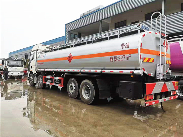 解放前四后六運(yùn)油車