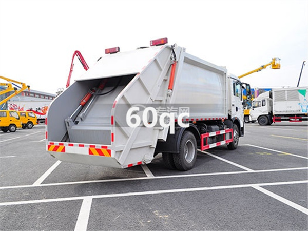 國五重汽壓縮式垃圾車