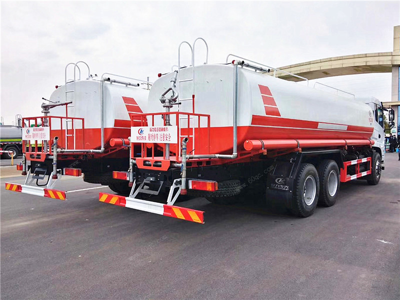 東風D17后雙橋灑水車