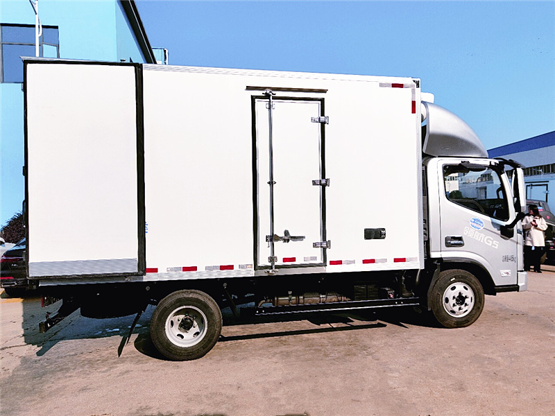 福田領(lǐng)航大G輕卡冷藏車(chē)