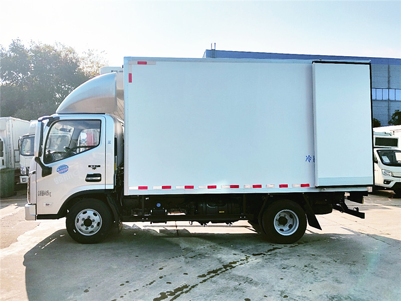 福田領(lǐng)航大G輕卡冷藏車(chē)